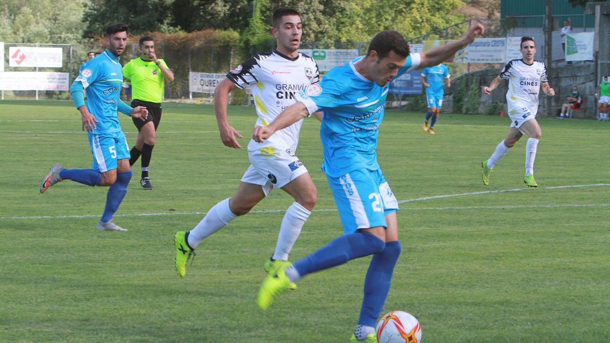 El Atlético Arnoia y la UD Somozas, durante su visita a A Queixeira en la primera vuelta. |  // IÑAKI OSORIO