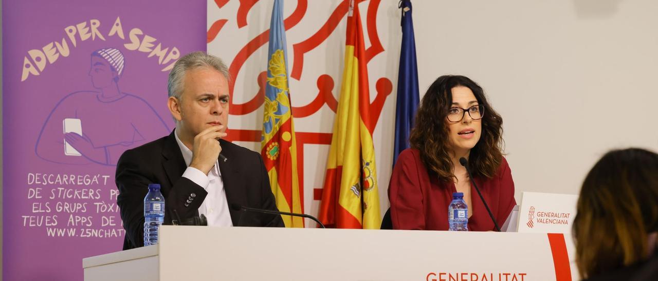 Héctor Illueca presenta la Ley de Barrios junto a la portavoz del Consell, Aitana Mas.