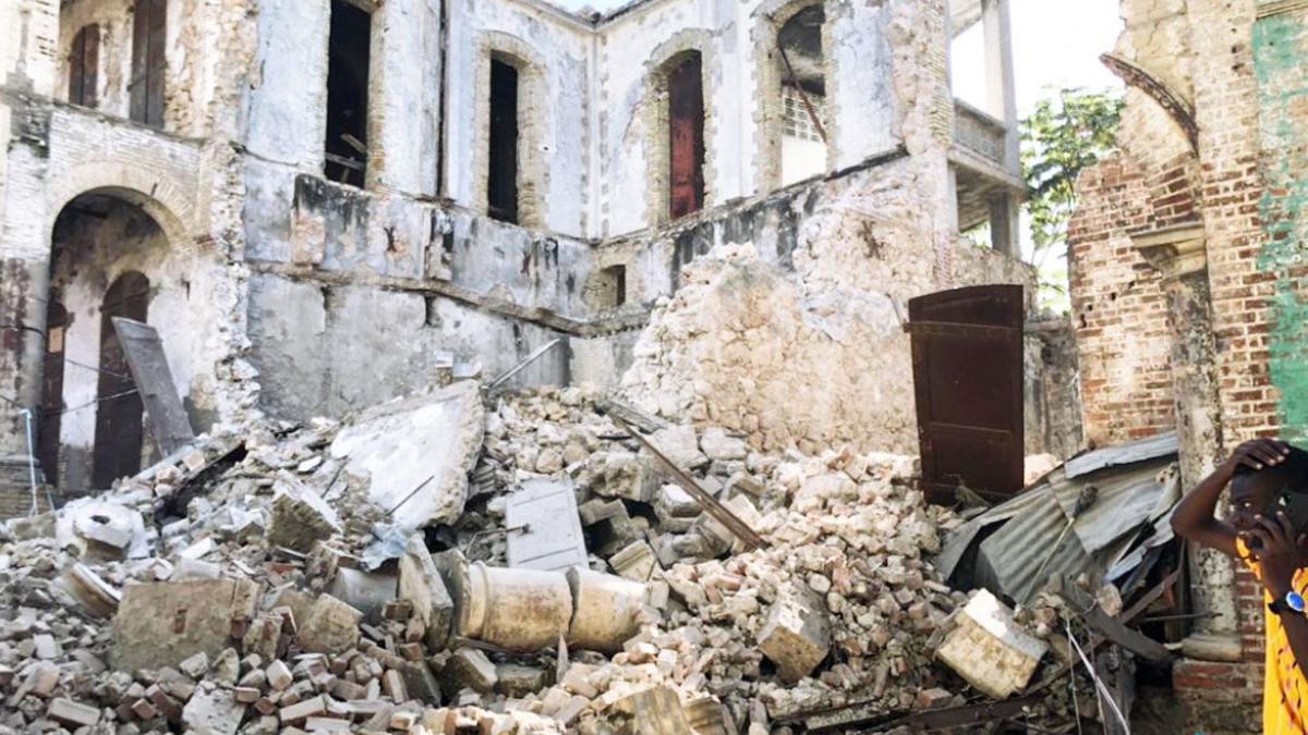 Imagen de archivo de un edificio derruido. Twiter JCOM Haiti