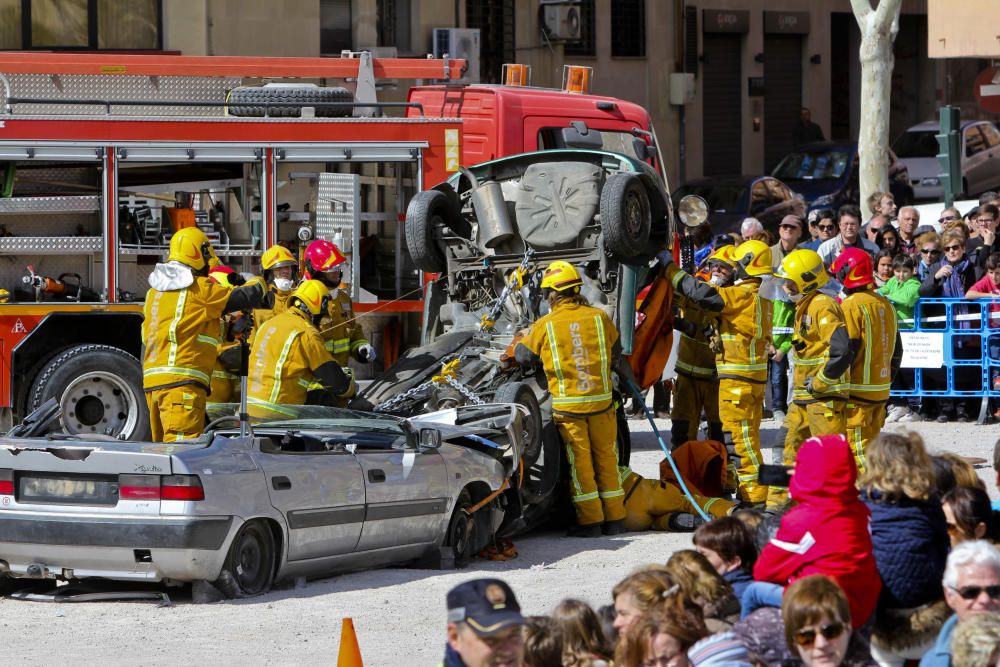 Los bomberos protagonizan rescatan a dos personas tras un accidente de tráfico ante numeroso público