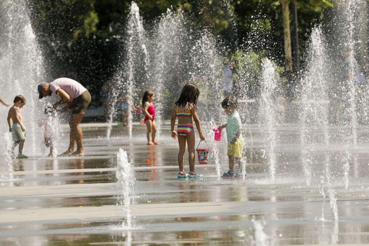 Barcelona amplia la xarxa de refugis contra la calor aquest estiu