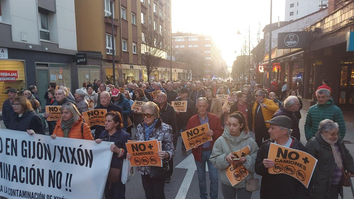 Centenares de personas recorren la avenida de Galicia, cortada al tráfico expresamente, hacia el ágora. Cánticos y silbatos protagonizan la protesta.