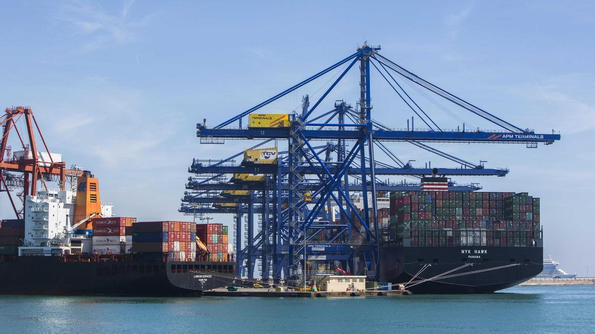 Descarga de contenedores en el puerto de Valencia