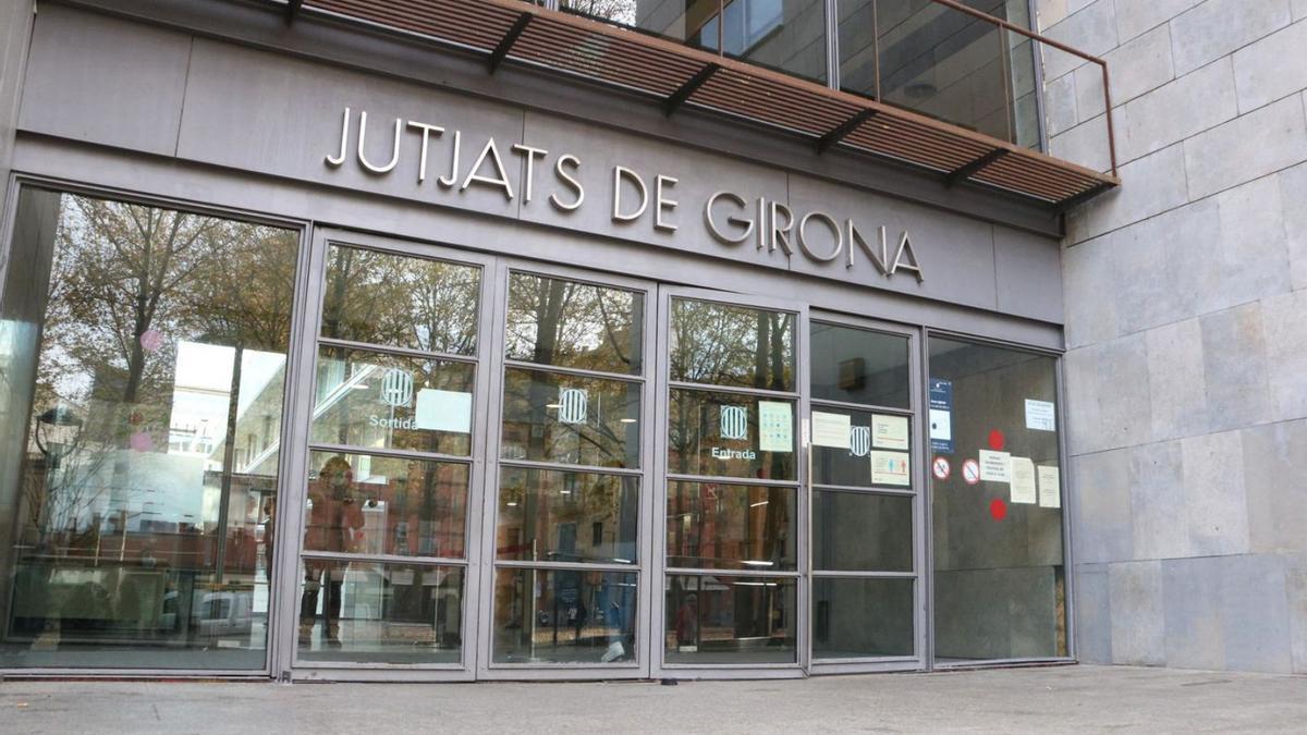 Façana de l’edifici de Girona, on hi ha els Jutjats Socials.  | ACN
