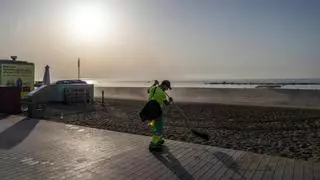 Un equipo de 160 trabajadores barre las playas de la metrópolis de Barcelona para limpiarlas tras la verbena de Sant Joan
