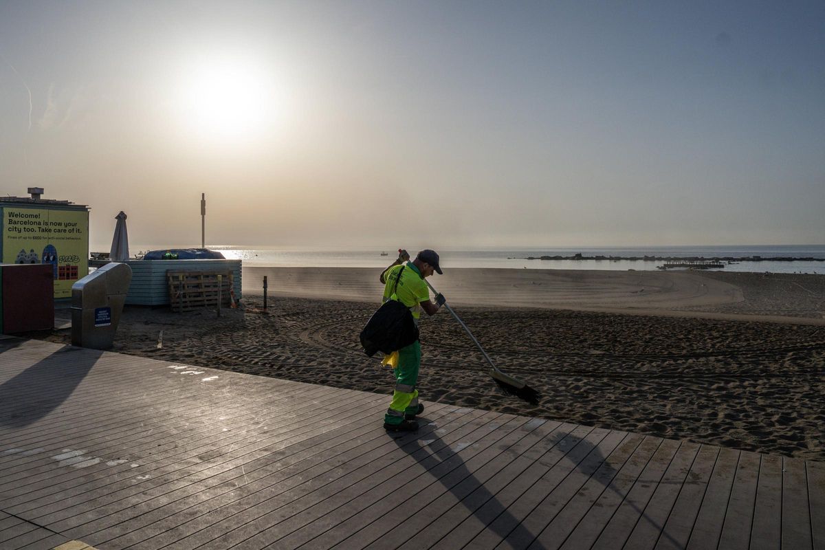 Limpieza de las playas de Barcelona tras la verbena de Sant Joan 2025