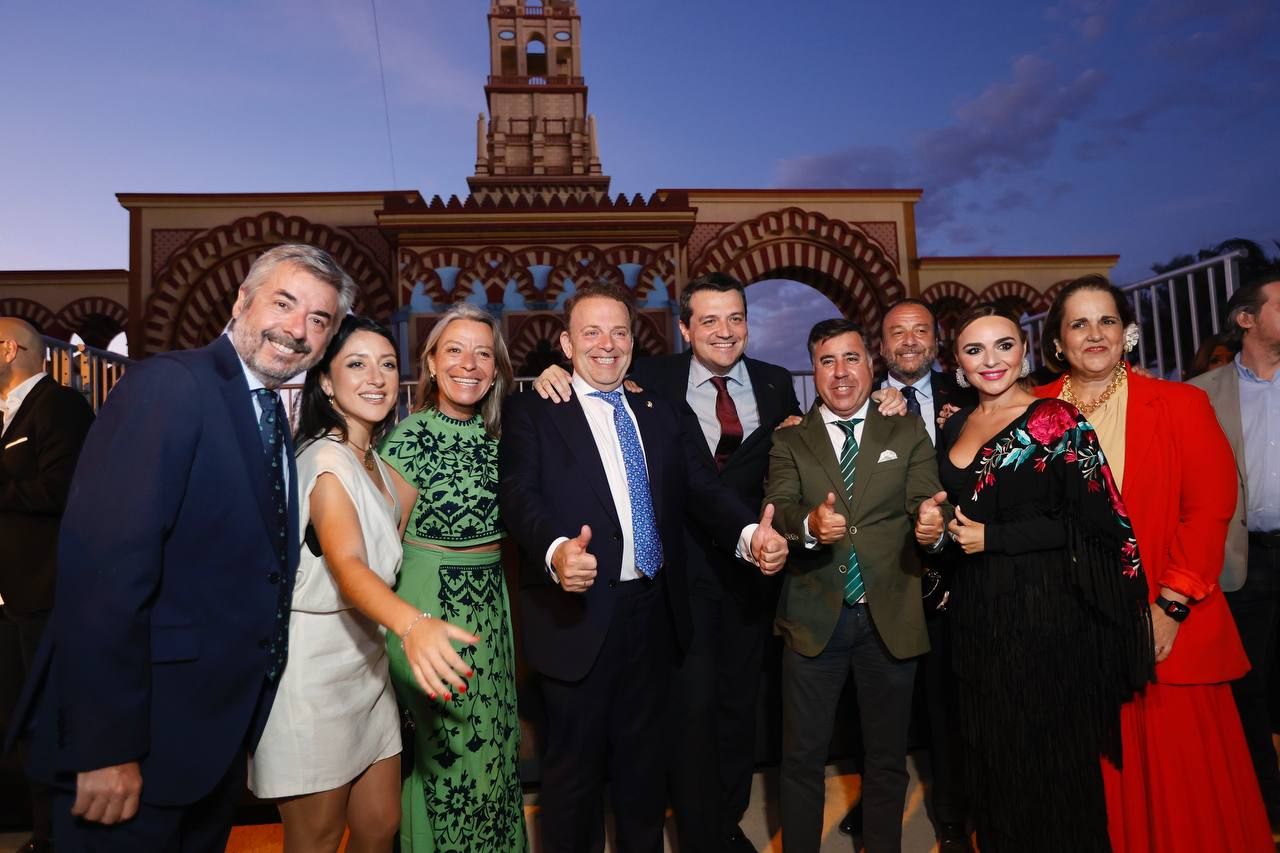 El encendido del alumbrado especial y la portada de la Feria de Córdoba, en imágenes
