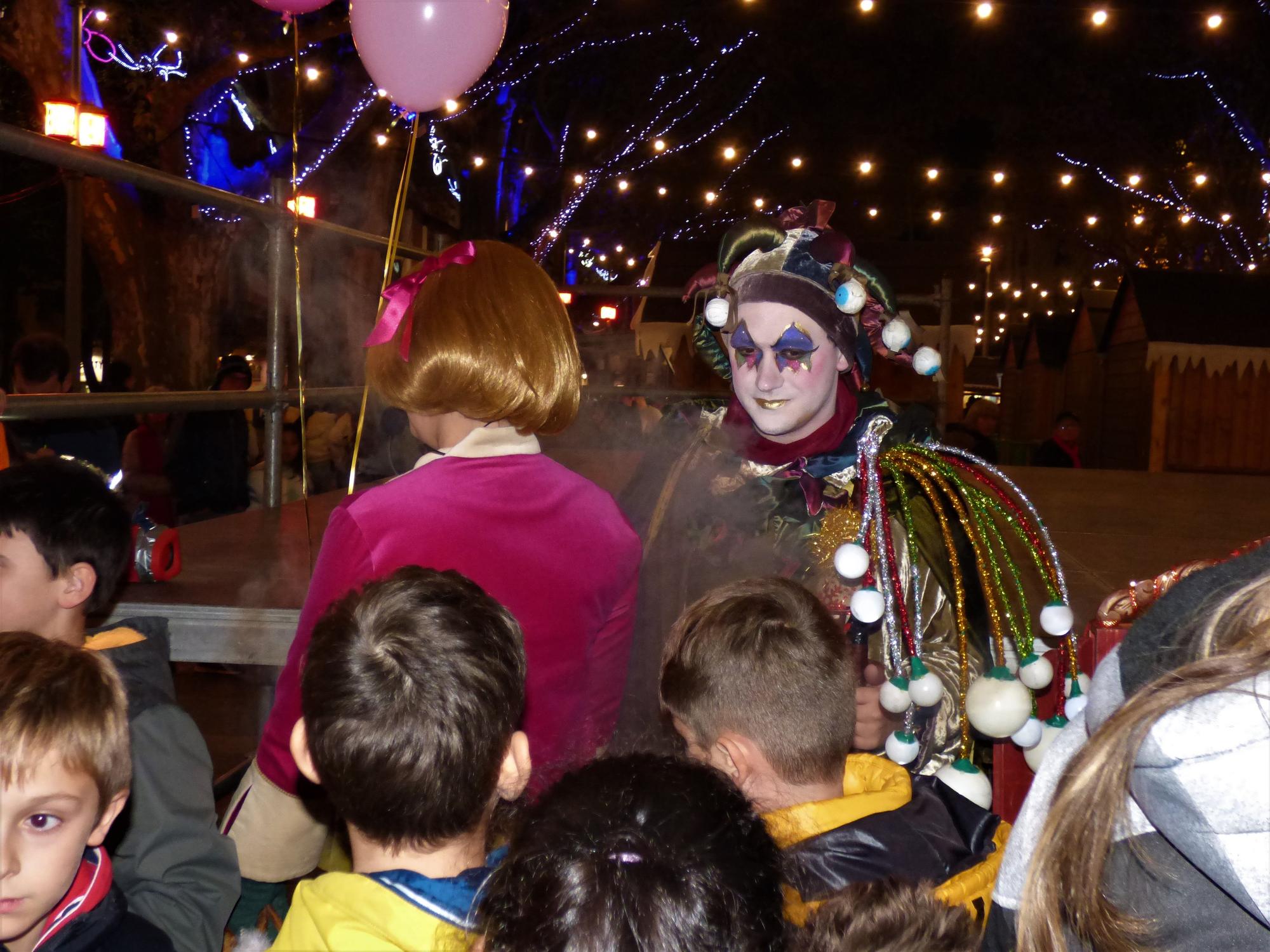 En Fumera, la Nadalina i la Bel inauguren el mercat de Nadal de Figueres