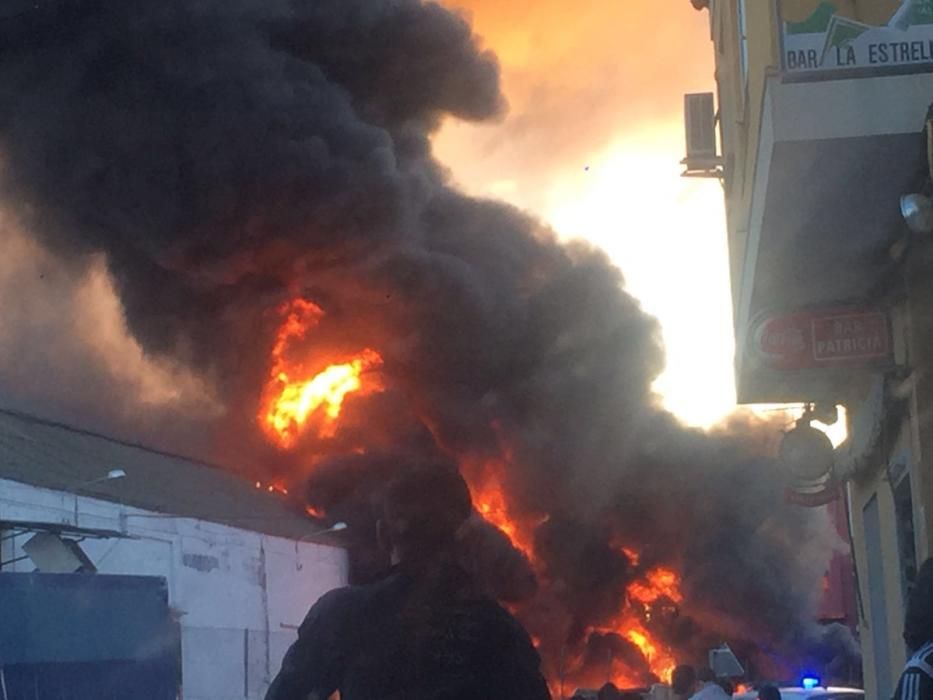 Un voraz incendio consume el interior de la cooperativa de Alginet