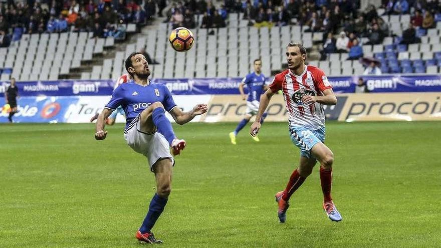 Toché controla ante la presión de Miquel en el duelo del año pasado en el Tartiere.