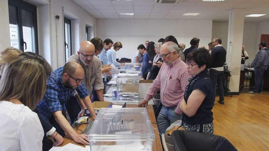 Recuento del voto emigrante en la Audiencia Provincial. // Iñaki Osorio