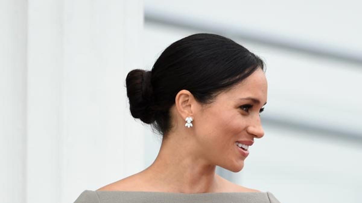 Meghan Markle con pendientes de Birks y moño bajo