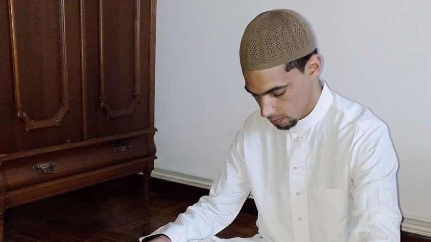 El imán provisional de la mezquita de Arteixo, Ismail Kerfah, en el lugar donde reza en su casa.
