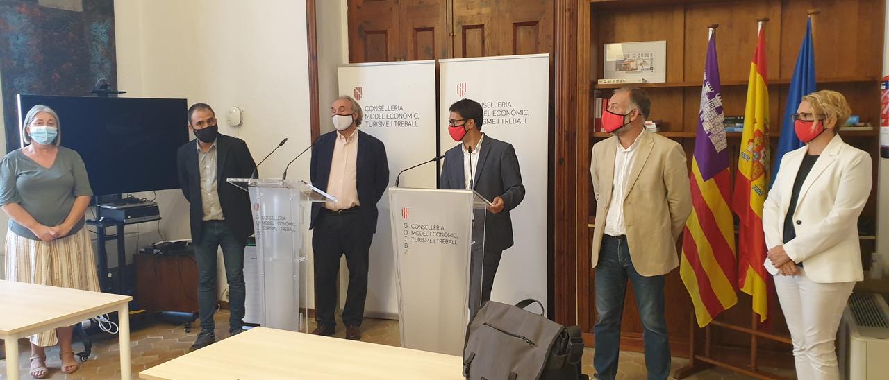 Los consellers de Modelo Económico, Turismo y Trabajo, Iago Negueruela, y de Educación y Formación Profesional, Martí March, durante una rueda de prensa.