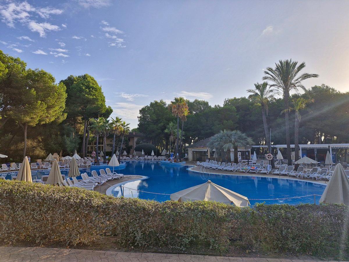 Ein Pool im Hotel Vell Marí.