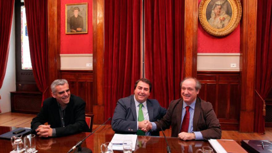 Firma de convenio para ceder una parcela en San Pedro de Visma a la Federación Gallega de Fútbol.