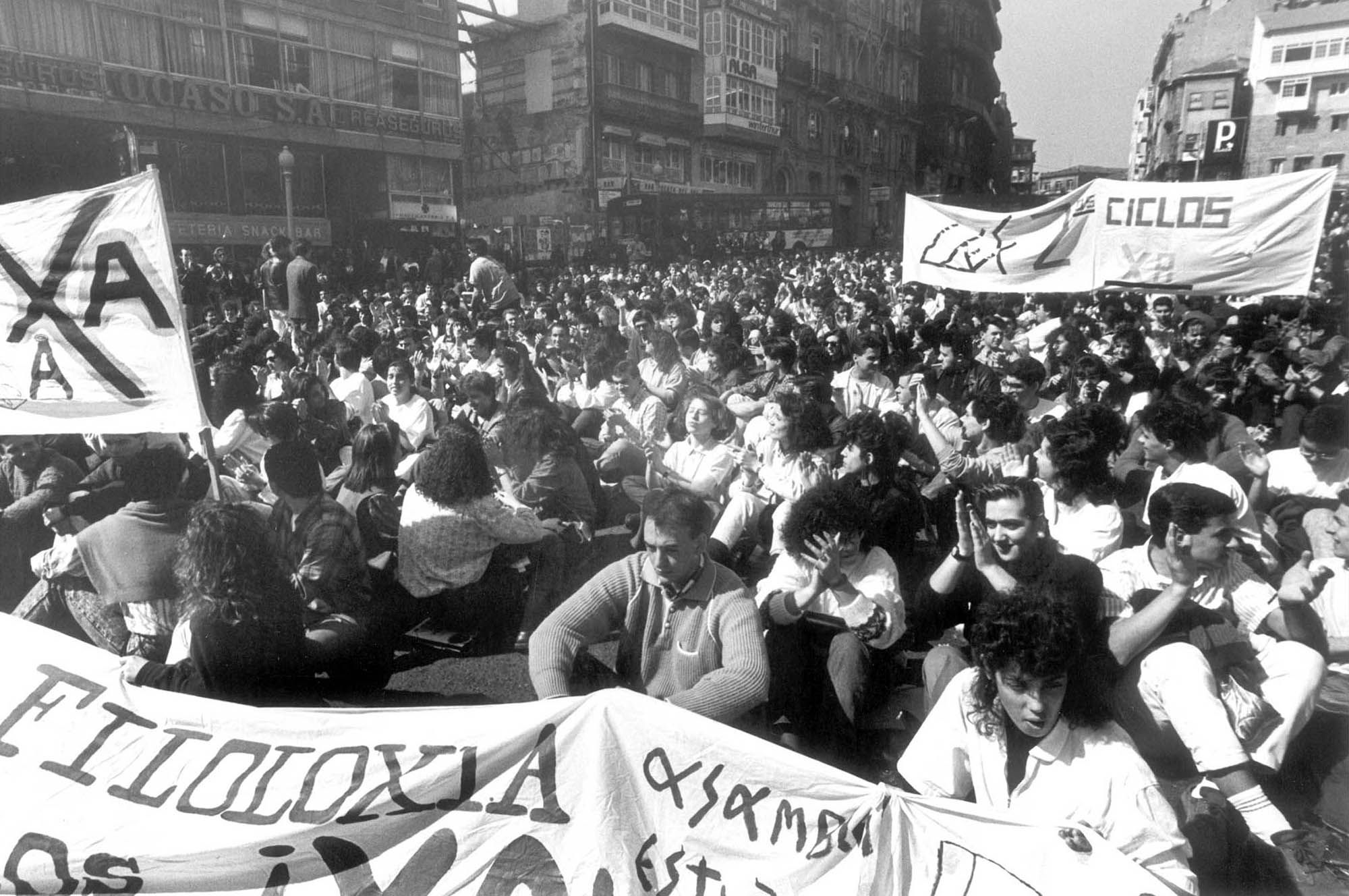 Protesta de alumnos del Colegio Universitario de Vigo ( CUVI ) en la Puerta de Sol de Vigo reclamando la implantacion de varios segundos ciclos