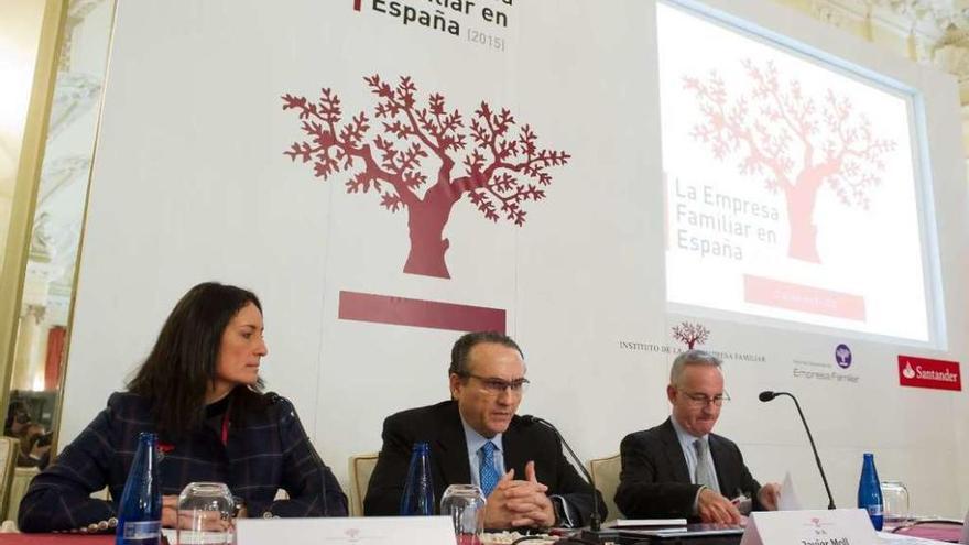 Javier Moll, presidente del Instituto de la Empresa Familiar (IEF), flanqueado por Olga Abad, directora del área de empresas de Santander España; y Juan Corona, director general del IEF.