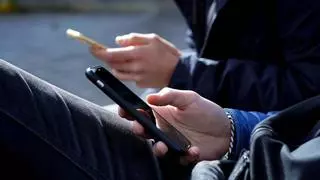Adolescencia libre de móvil: llega el movimiento de padres para retrasar el primer 'smartphone' hasta los 16 años