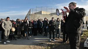Funcionarios de prisiones de la Generalitat, el 5 de marzo pasado en una manifestación delante de la carcel de Quatre Camins.