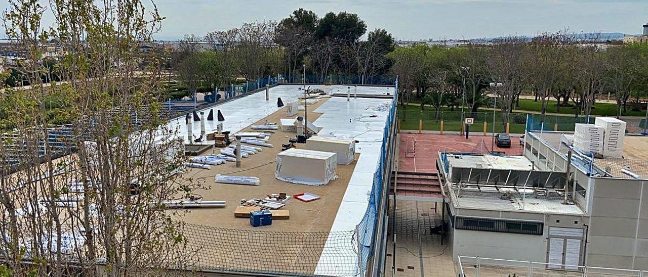 Materiales ya sobre la cubierta del CEIP Joan XXIII de Catarroja para realizar las obras.