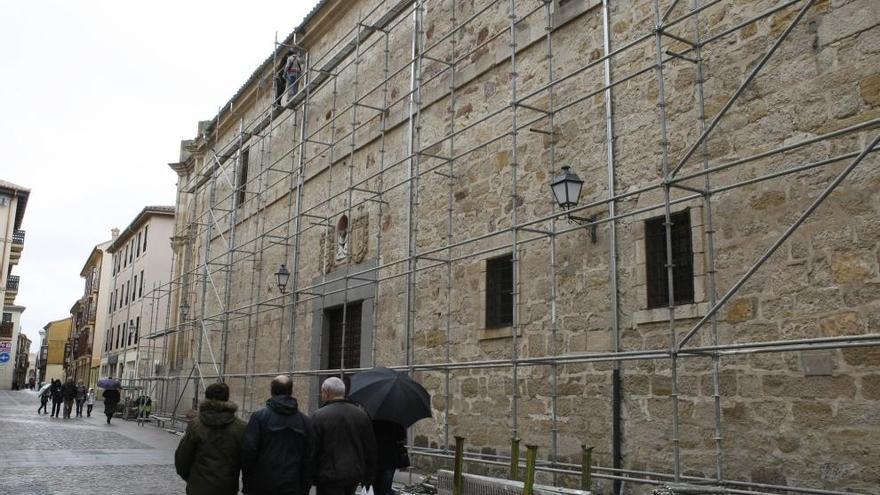 Colocación del andamiaje en la fachada del convento.