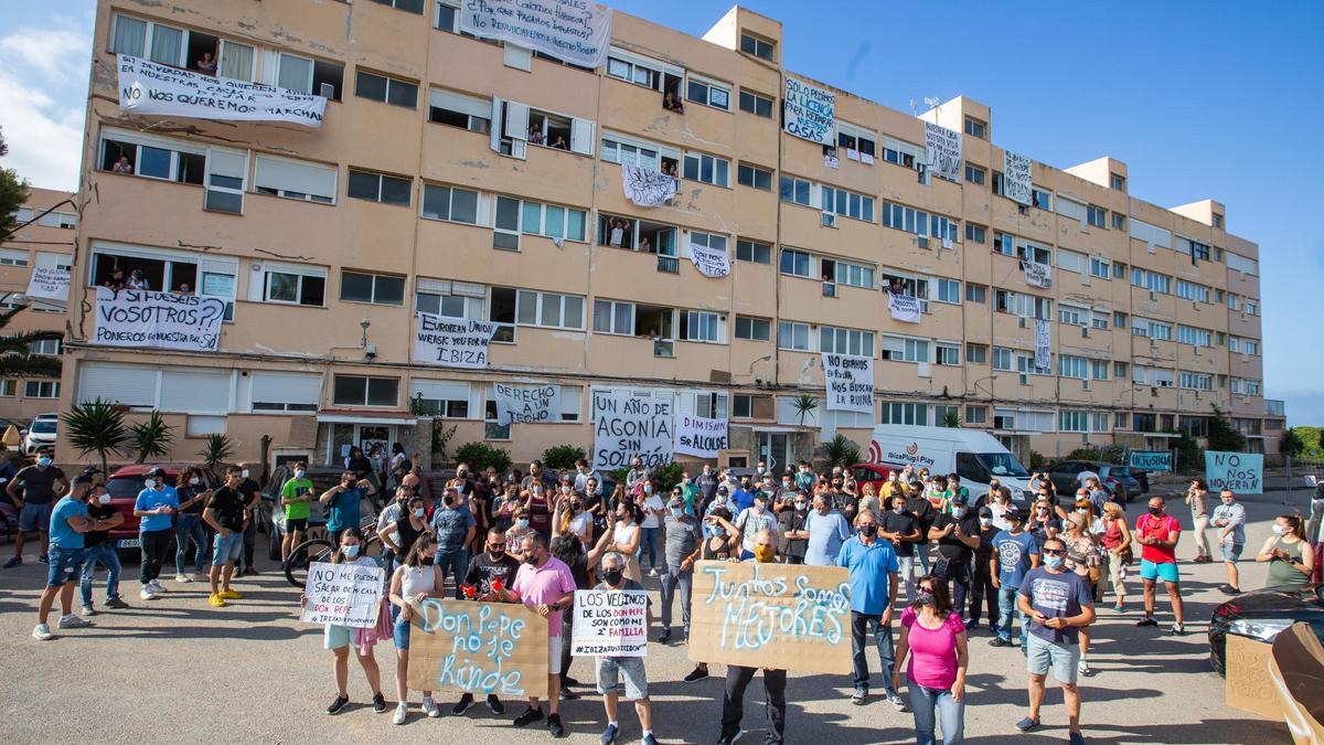 Imagen de archivo de una manifestación de los vecinos de los Don Pepe contra su desalojo, en verano de 2021.