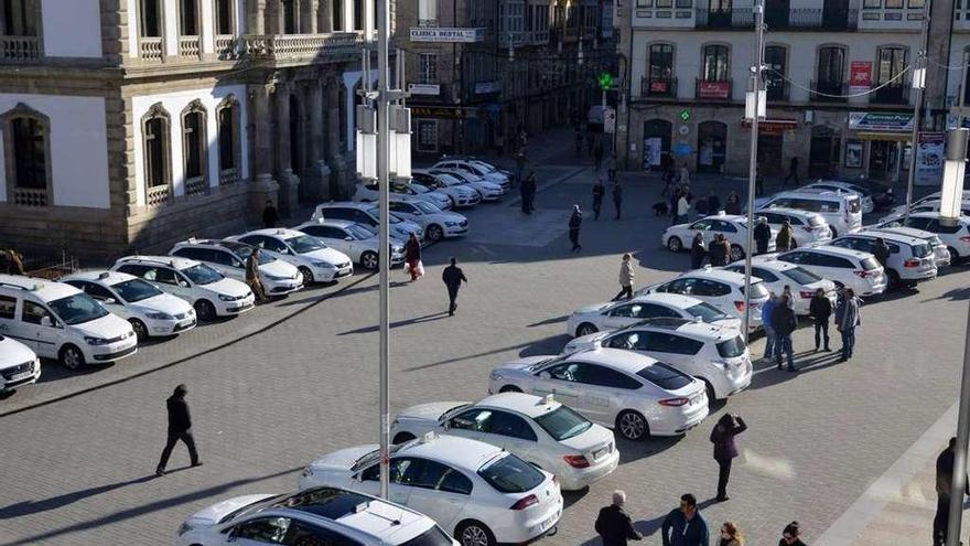 Los taxistas concentrados con sus vehículos en la Plaza de España de Pontevedra. // Gustavo Santos