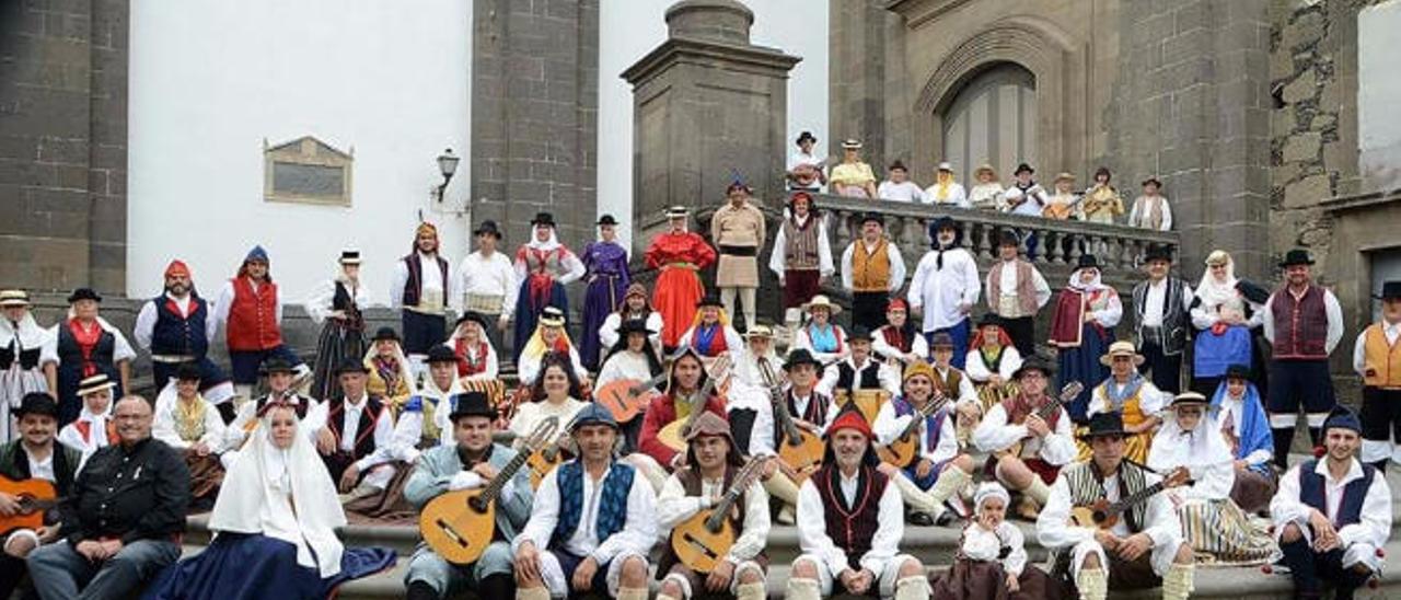 Formación de los miembros de la asociación cultural Entre Amigos, del Valle de Jinámar.