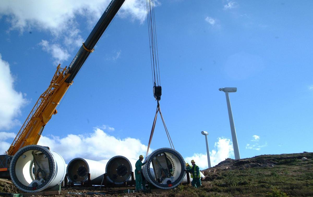 Operarios trabajando en las obras de un parque eólico en Galicia. |   // BERNABÉ