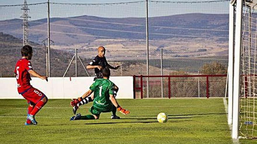 Sergio García supera a Jara, portero del Numancia B, para anotar uno de los dos goles que cobró en el partido de ayer.