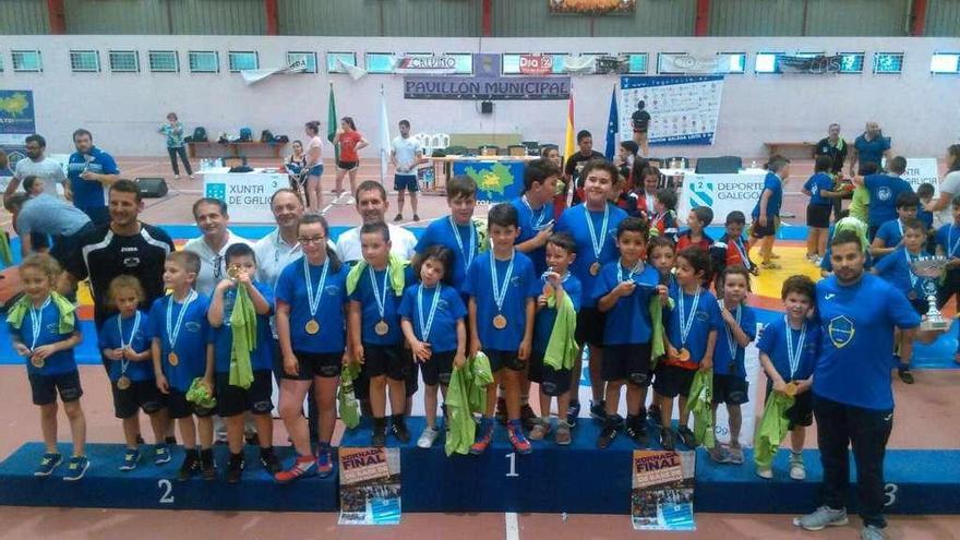 Los pequeños luchadores posan junto a entrenadores y autoridades.