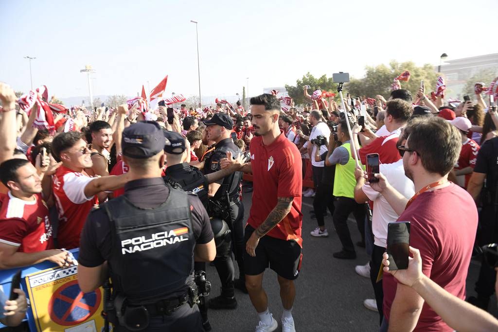 Recibimiento de la afición al Real Murcia antes del partido ante el Nástic