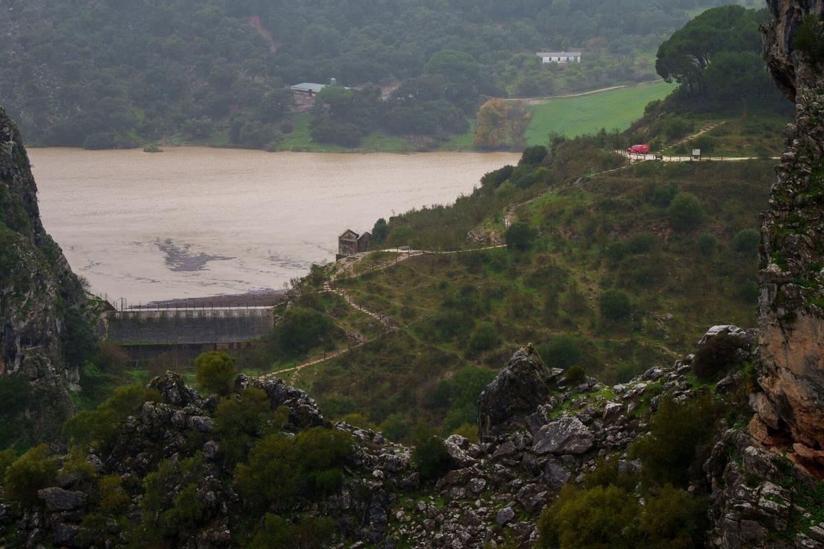 07/02/2026 La UME vigila la Presa de Montejaque. A 7 de febrero de 2026 en Benaoján , Málaga, Andalucía (España). Las autoridades han ordenado este viernes 6 de febrero el desalojo preventivo de aproximadamente 200 personas en la zona inundable de la Estación de Benaoján (Málaga), en la Serranía de Ronda, debido al riesgo de desbordamiento de la presa de Montejaque y al aumento del caudal del río Guadiaro tras las intensas lluvias de la borrasca Leonardo. SOCIEDAD Francisco J. Olmo - Europa Press