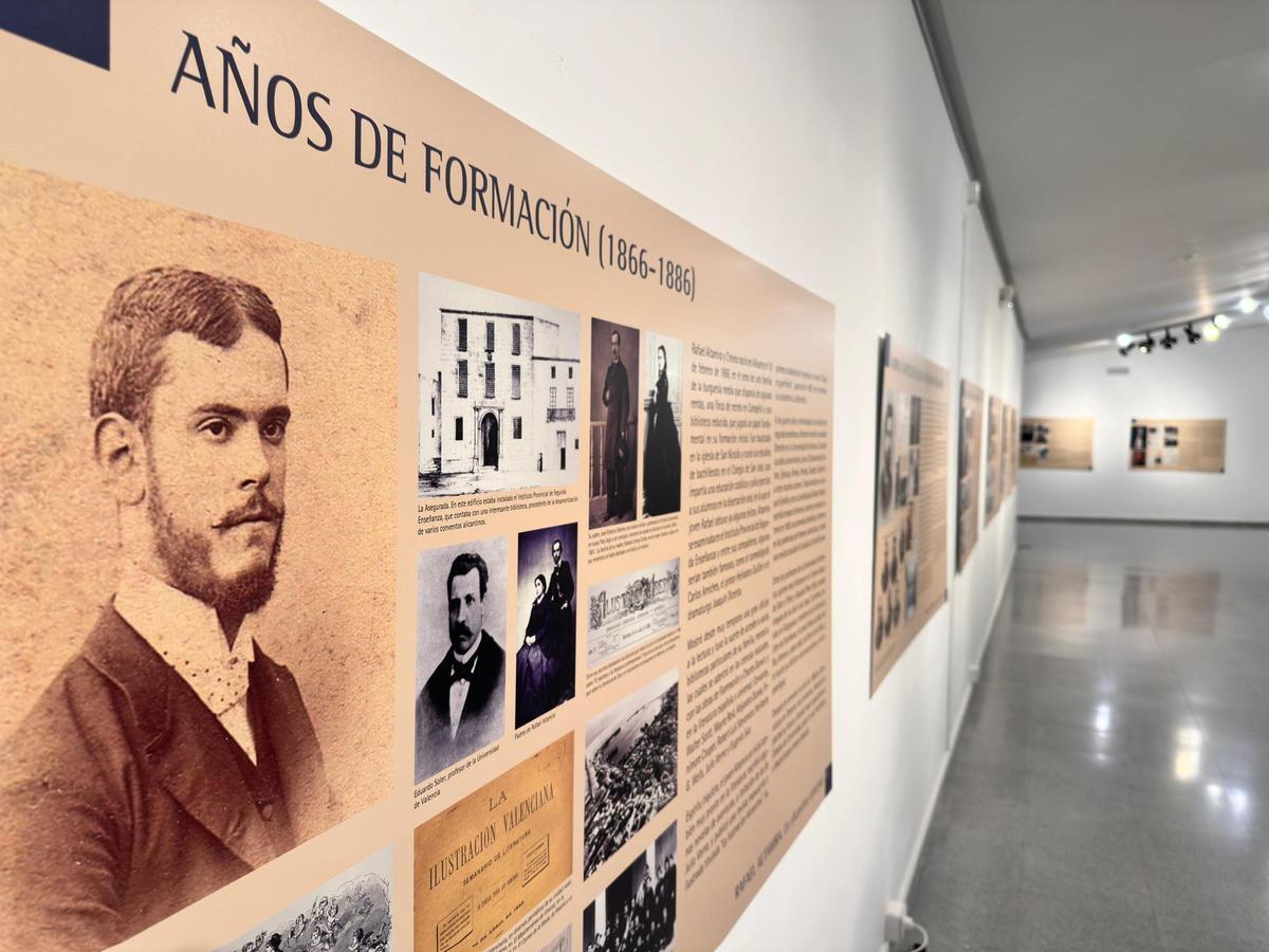 Algunos de los paneles de la muestra sobre Rafael Altamira