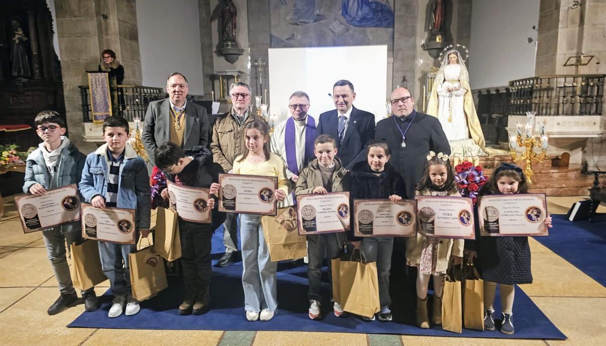 Los niños ganadores del concurso de dibujo, con las autoridades eclesiásticas y municipales. | VICENTE ALONSO