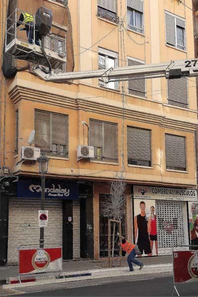 Polémica instalación de las luces de Fallas en la calle Sueca