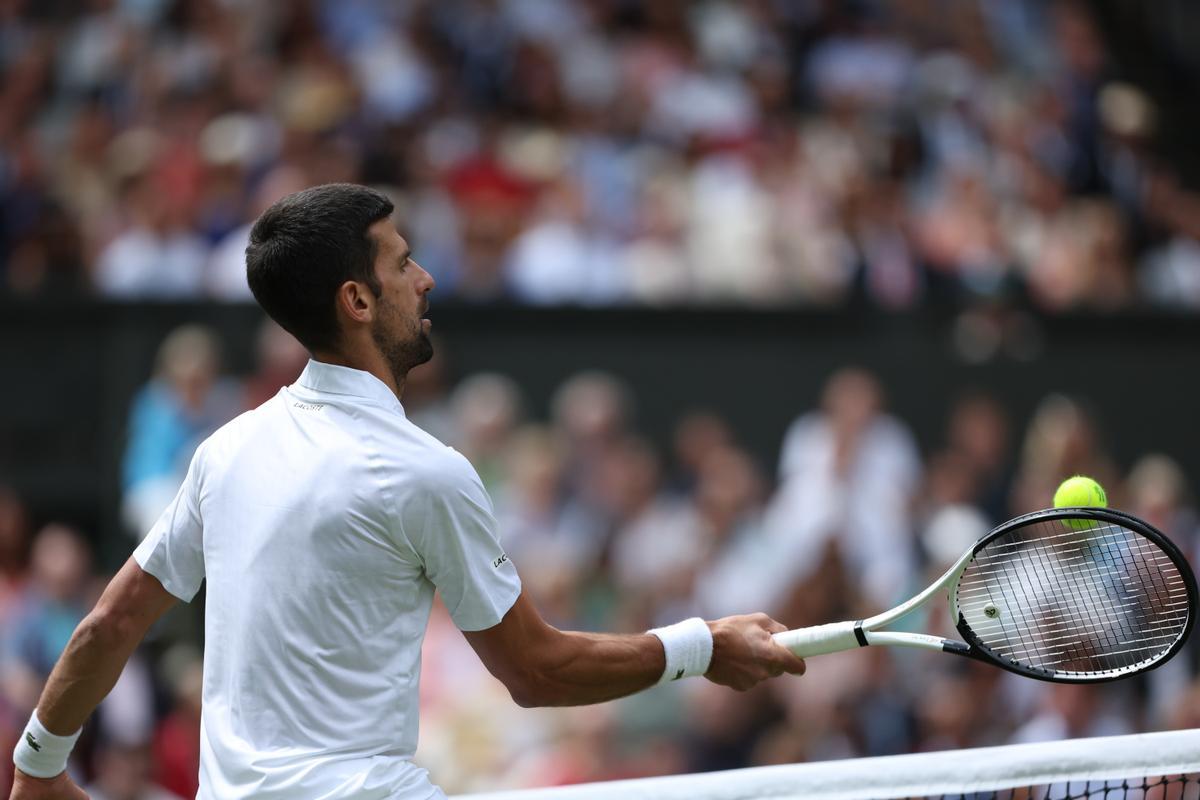 Wimbledon (United Kingdom), 16/07/2023.- Novak Djokovic of Serbia in action during the Men’s Singles final match against Carlos Alcaraz of Spain at the Wimbledon Championships, Wimbledon, Britain, 16 July 2023. (Tenis, España, Reino Unido) EFE/EPA/NEIL HALL EDITORIAL USE ONLY