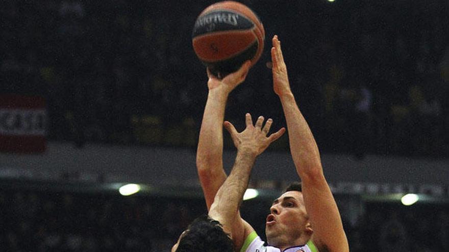 Ryan Toolson (c) controla el balón ante el jugador del Olympiacos Piraeus Kostas Sloukas.