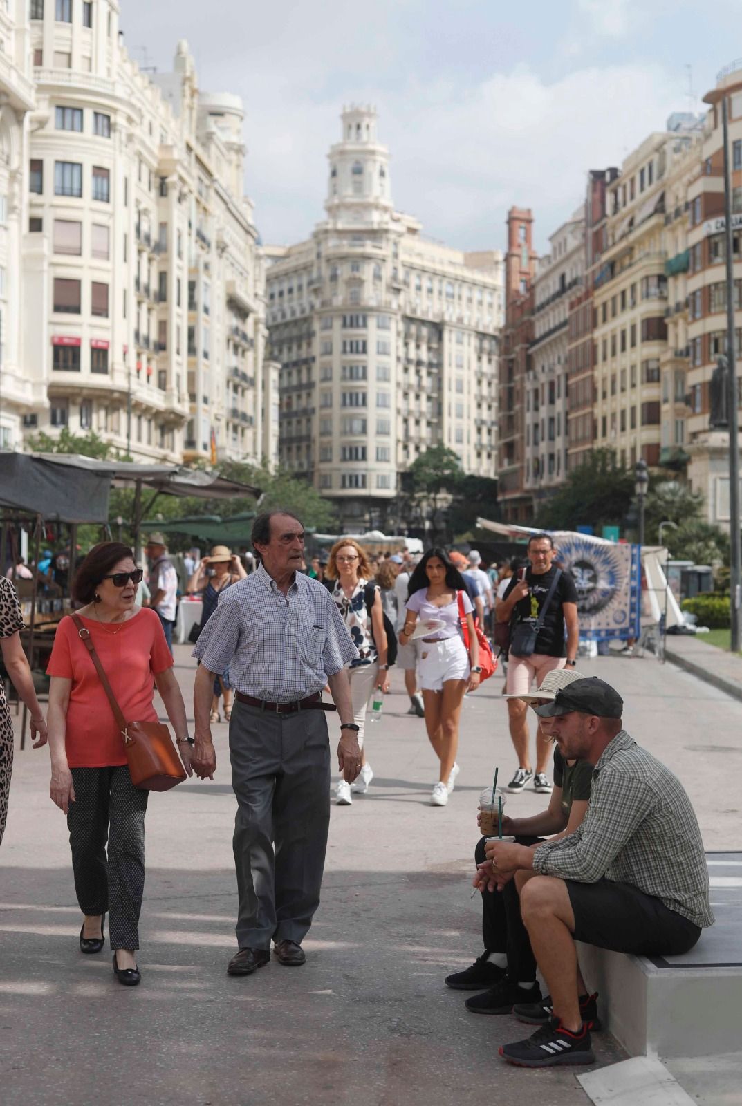 Las altas temperaturas no impiden el turismo en el centro de València