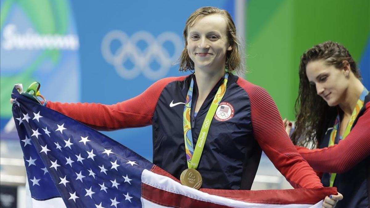 Ledecky posa con la bandera estadounidense tras su triunfo en los 400 libre