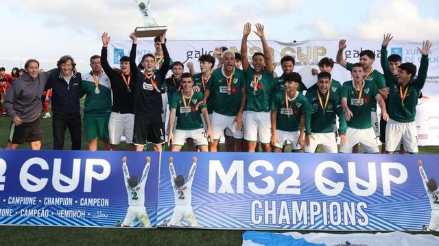 Los jugadores del Coruxo levantan el trofeo. | Alba Villar