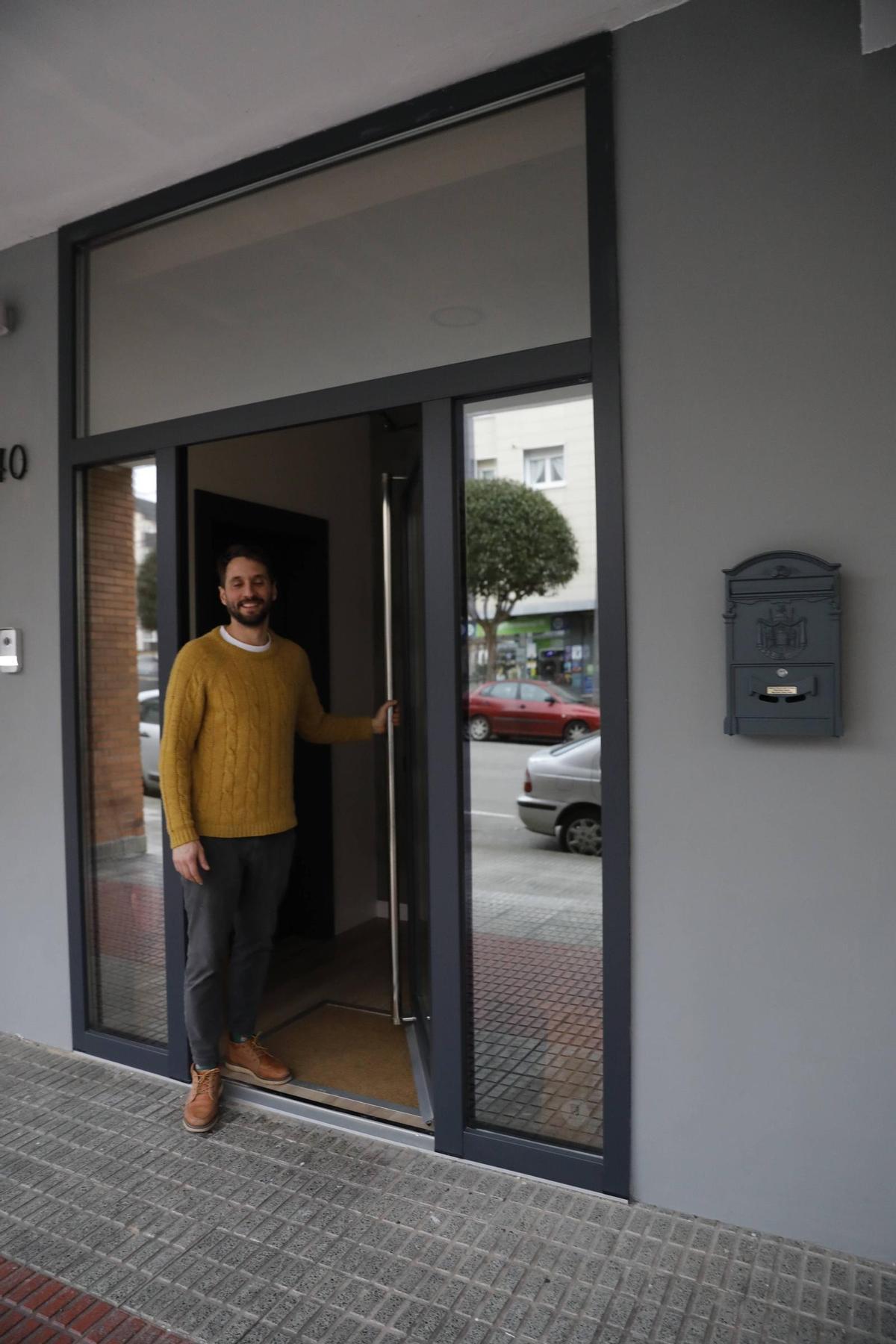 Los residentes de bajos comerciales convertidos en vivienda en Gijón, en imágenes