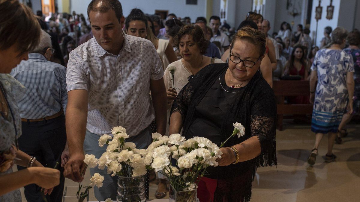 Momento de la ofrenda floral a la Virgen de la Nieves en la Iglesia de La Bóveda en 2019