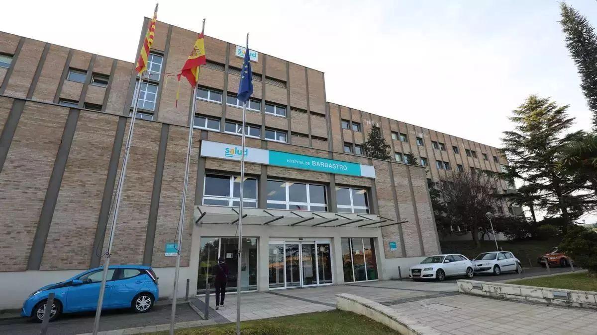 Acceso principal al hospital de Barbastro, en una imagen de archivo.