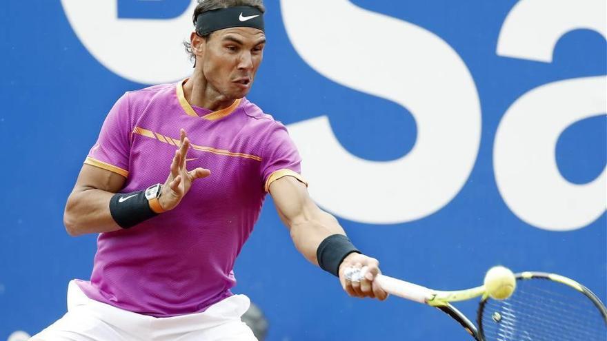 El mallorquín Rafel Nadal devuelve la pelota durante el partido jugado ayer frente al tenista sudafricano Kevin Anderson.