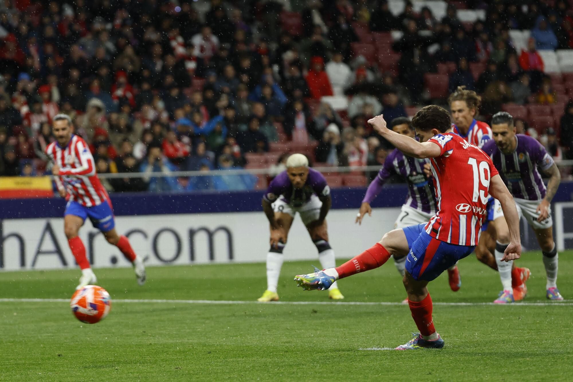El delantero del Atlético Julián Álvarez marca de penalti ante el Valladolid, durante el partido de LaLiga de fútbol que Atlético de Madrid y Real Valladolid disputan este lunes en el estadio Metropolitano. EFE/Mariscal. (Atlético Madrid) (Valladolid)