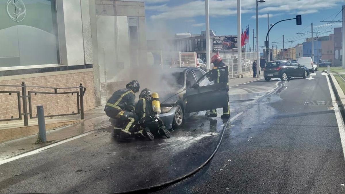 Los bomberos extinguen el incendio.