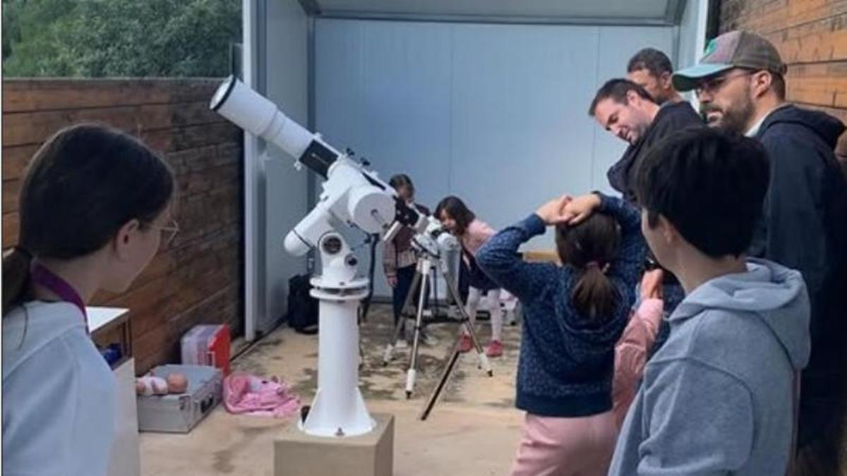 Varias personas, en el observatorio solar de Quart de les Valls.