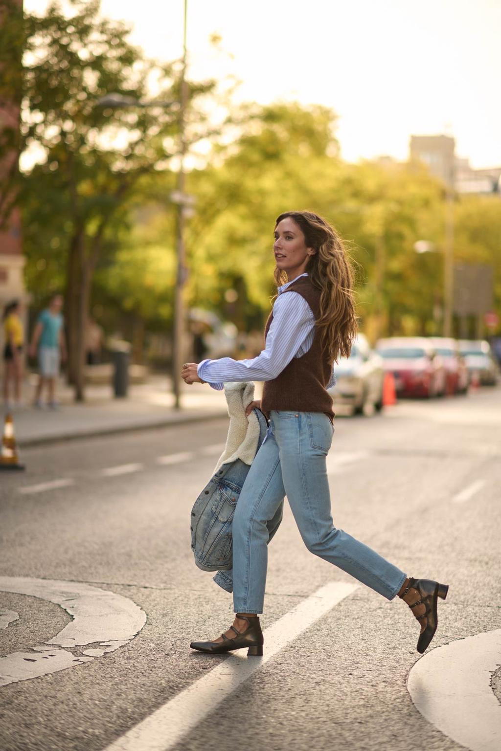 Grace Villarreal acompaña sus vaqueros Levi's 501 con camisa de Amazon Essentials, chaleco de Pieces, chaqueta vaquera con forro de Levi's y zapatos Mary Jane de Chie Mihara.